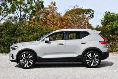 2025 Volvo XC40 Ultra Bright Theme