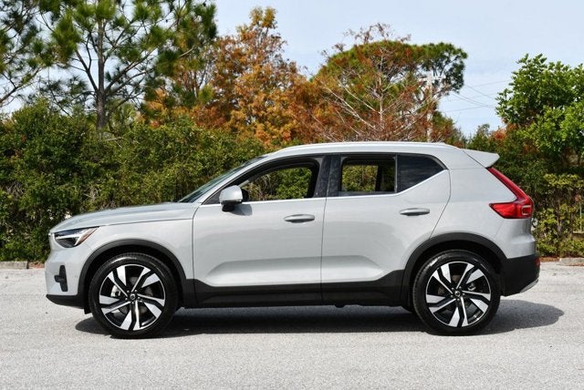 2025 Volvo XC40 Ultra Bright Theme
