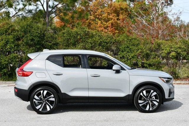 2025 Volvo XC40 Ultra Bright Theme