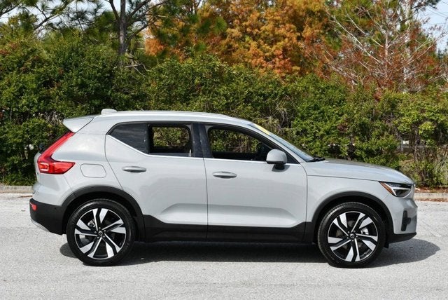 2025 Volvo XC40 Ultra Bright Theme