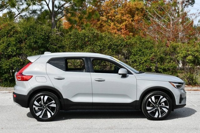 2025 Volvo XC40 Ultra Bright Theme