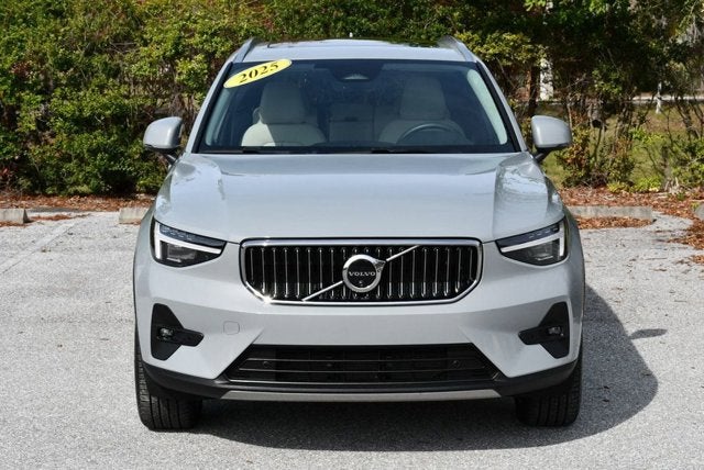 2025 Volvo XC40 Ultra Bright Theme