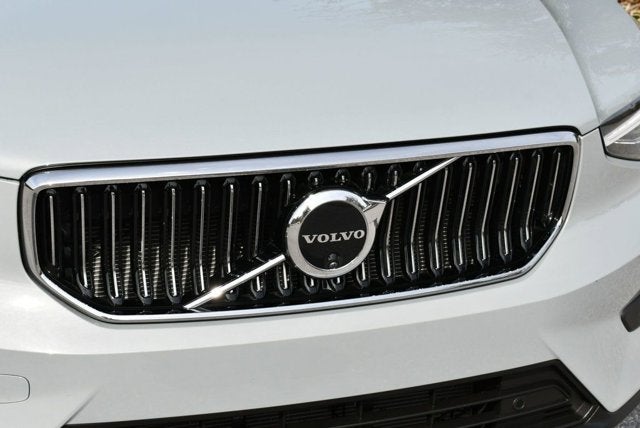 2025 Volvo XC40 Ultra Bright Theme