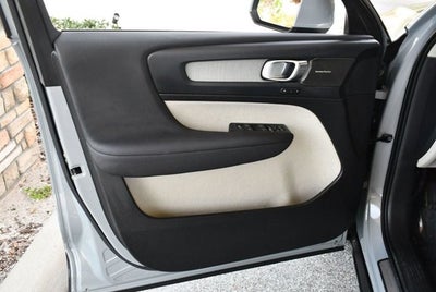 2025 Volvo XC40 Ultra Bright Theme