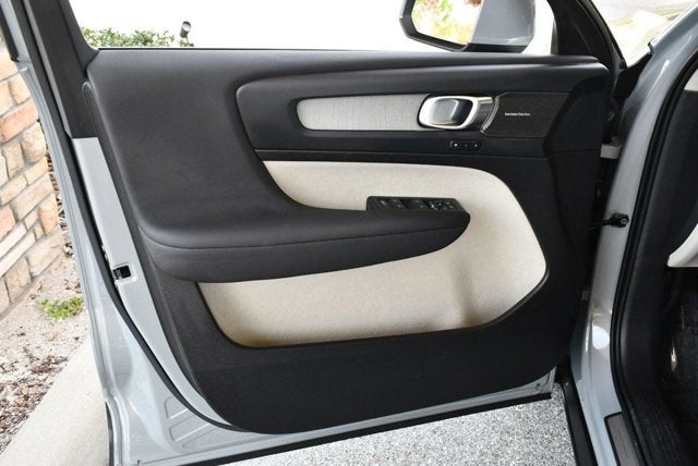 2025 Volvo XC40 Ultra Bright Theme