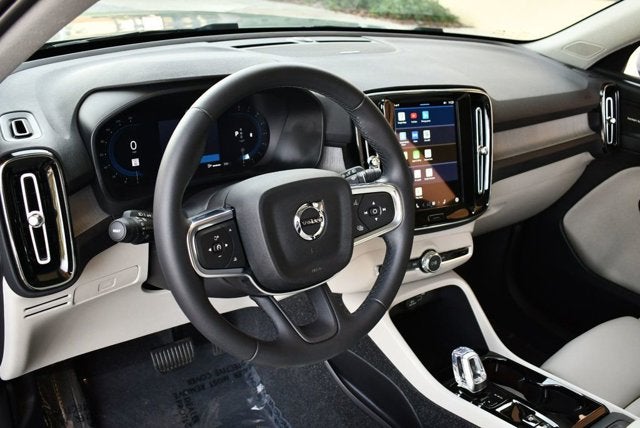 2025 Volvo XC40 Ultra Bright Theme