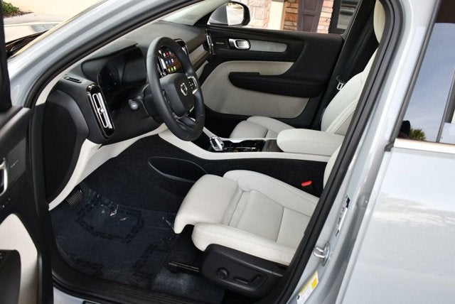 2025 Volvo XC40 Ultra Bright Theme