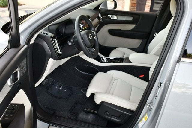 2025 Volvo XC40 Ultra Bright Theme