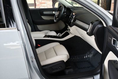 2025 Volvo XC40 Ultra Bright Theme