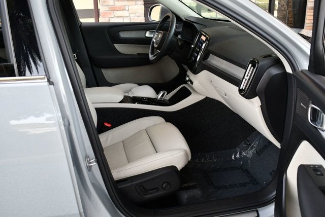 2025 Volvo XC40 Ultra Bright Theme