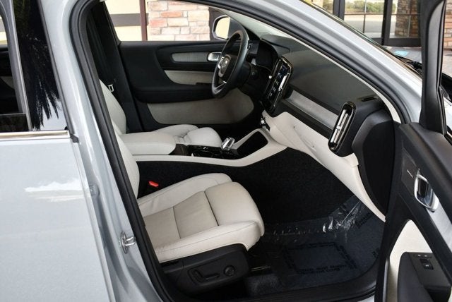 2025 Volvo XC40 Ultra Bright Theme