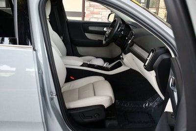 2025 Volvo XC40 Ultra Bright Theme