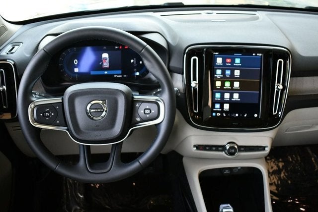 2025 Volvo XC40 Ultra Bright Theme