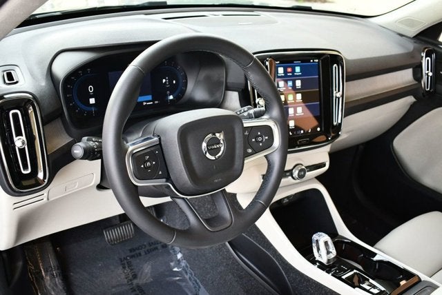 2025 Volvo XC40 Ultra Bright Theme