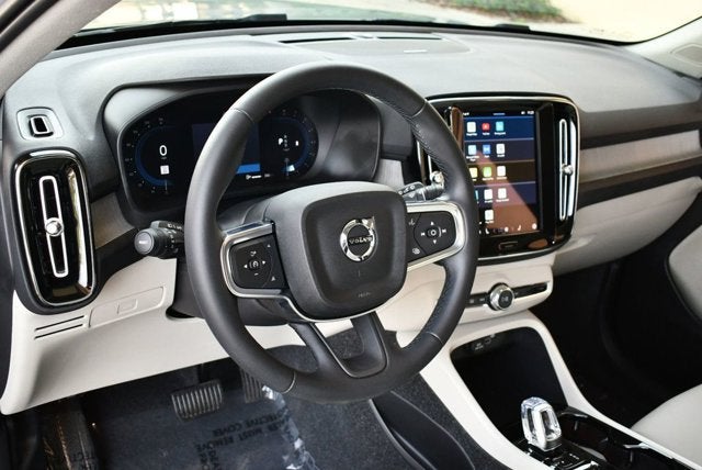 2025 Volvo XC40 Ultra Bright Theme
