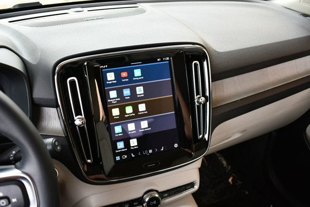 2025 Volvo XC40 Ultra Bright Theme