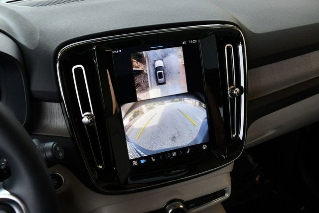 2025 Volvo XC40 Ultra Bright Theme