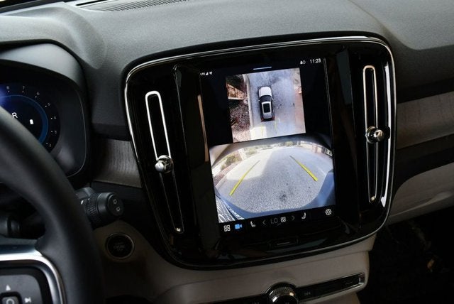 2025 Volvo XC40 Ultra Bright Theme