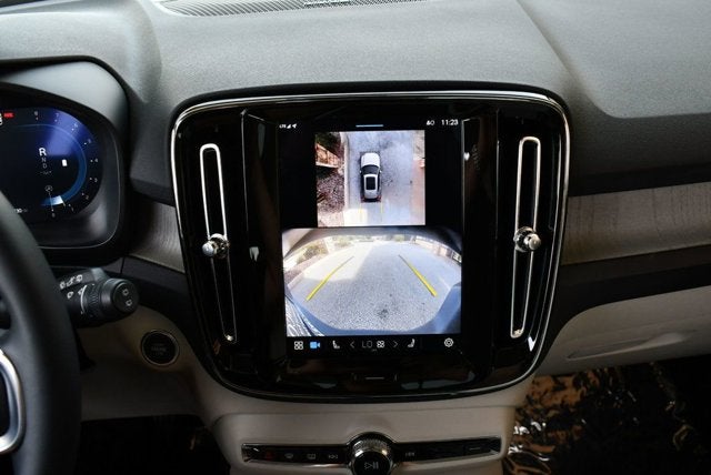 2025 Volvo XC40 Ultra Bright Theme