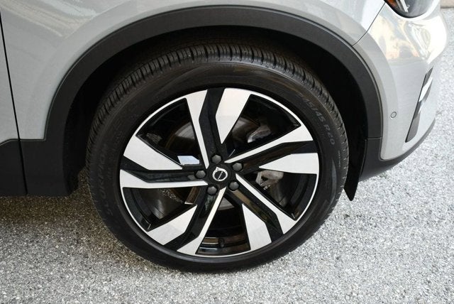 2025 Volvo XC40 Ultra Bright Theme