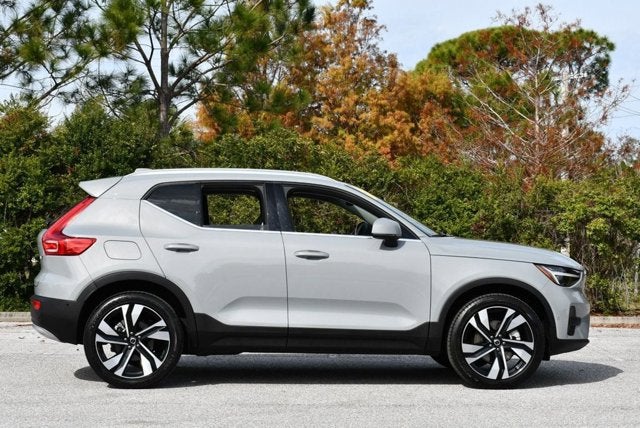2025 Volvo XC40 Ultra Bright Theme